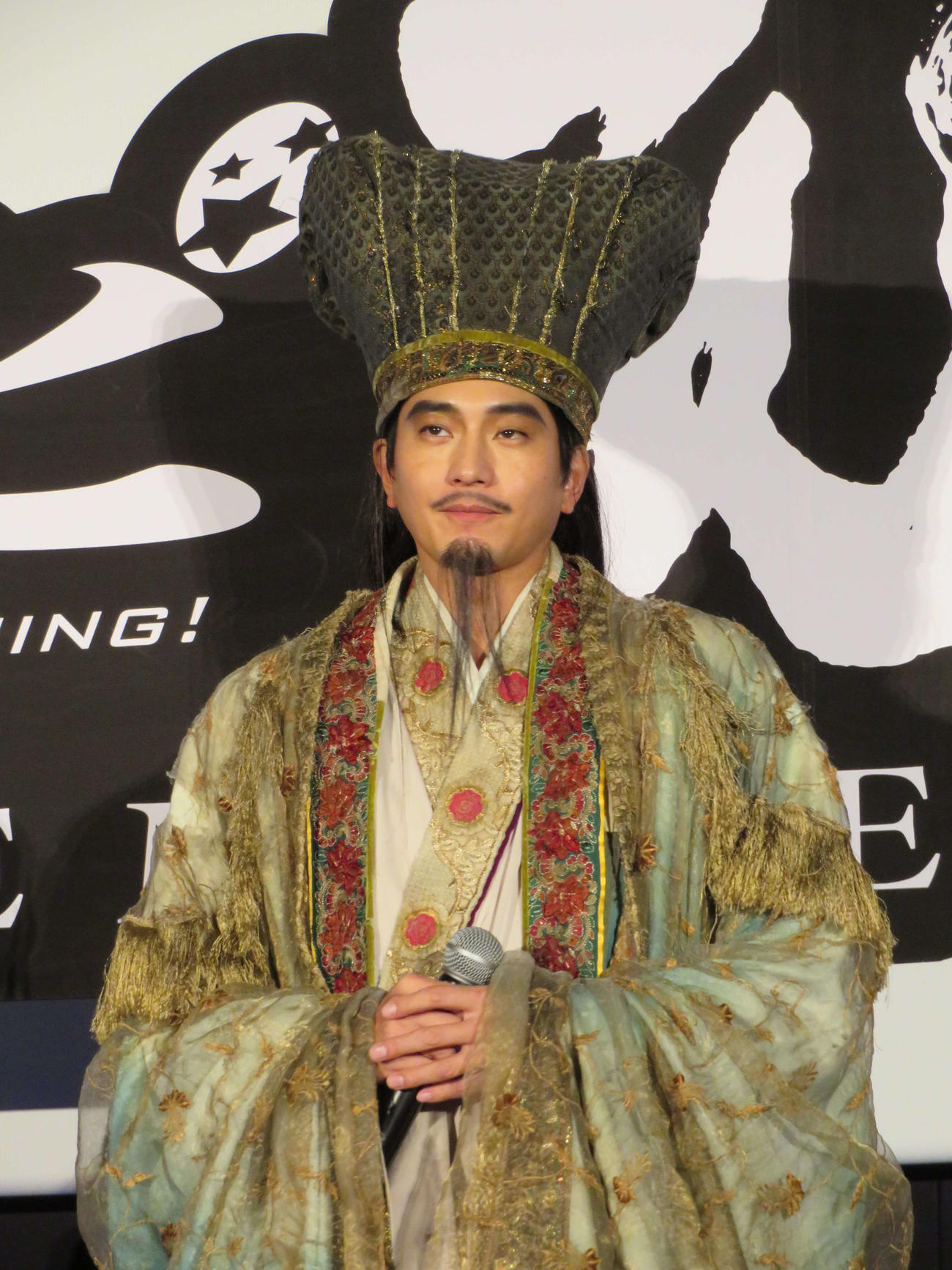 「パリピ孔明　THE MOVIE」爆アゲプレミア上映会に諸葛孔明の役衣装を着て登壇した向井理（撮影・村上幸将）