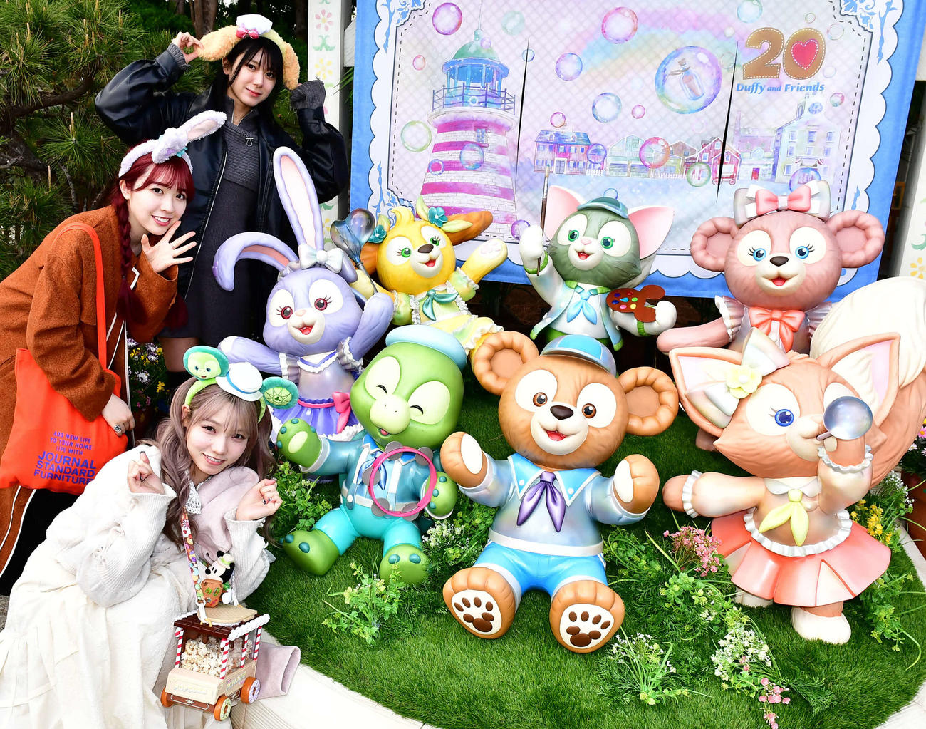 東京ディズニーシーで「ダッフィー＆フレンズ」の20周年記念モニュメントの前で記念撮影した、上から大西桃香、渡辺みり愛、高橋彩音（撮影・松尾幸之介）