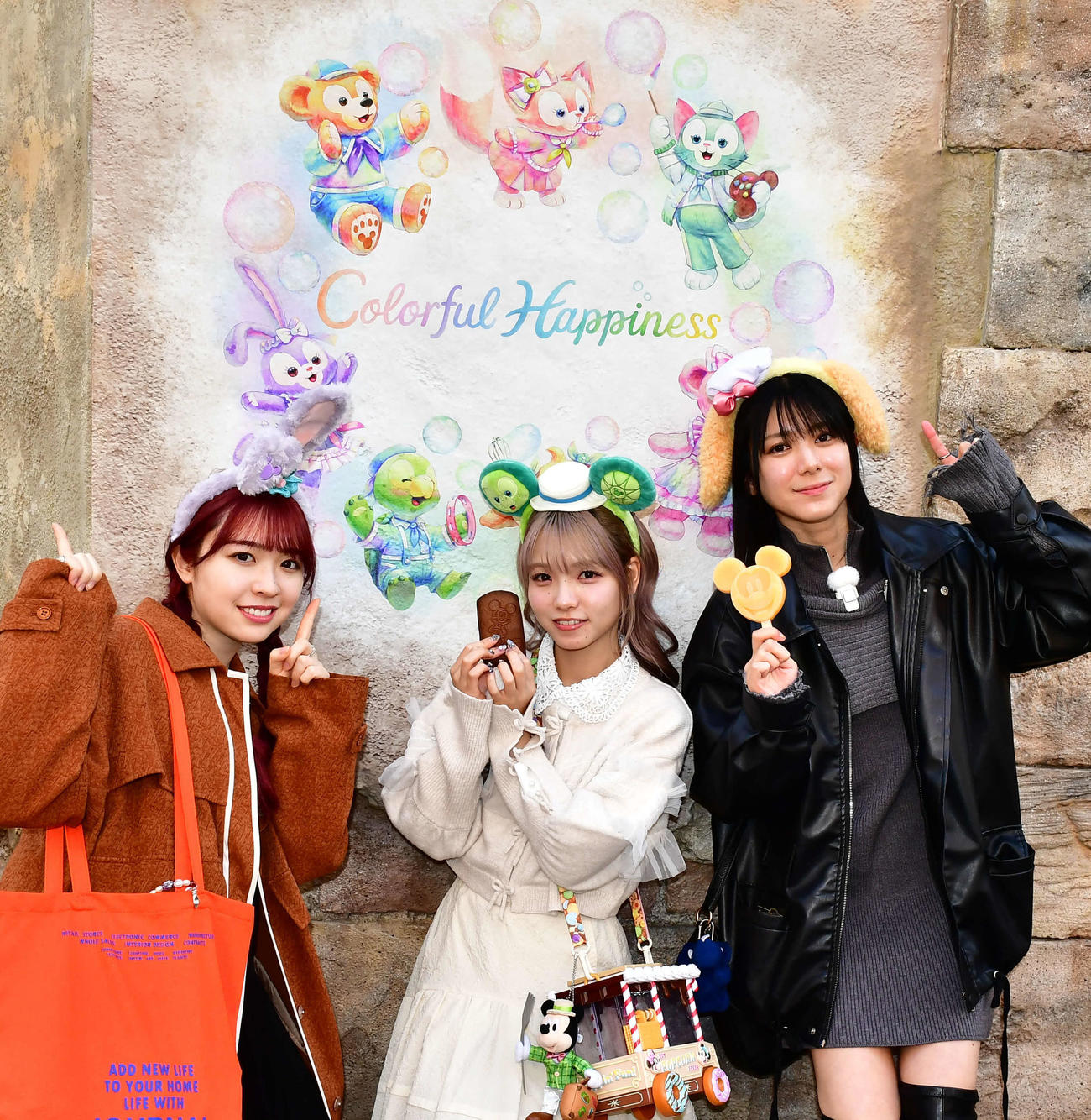 東京ディズニーシーの特別イベント「ダッフィー＆フレンズ20周年：カラフルハピネス」を体験した、左から渡辺みり愛、高橋彩音、大西桃香（撮影・松尾幸之介）