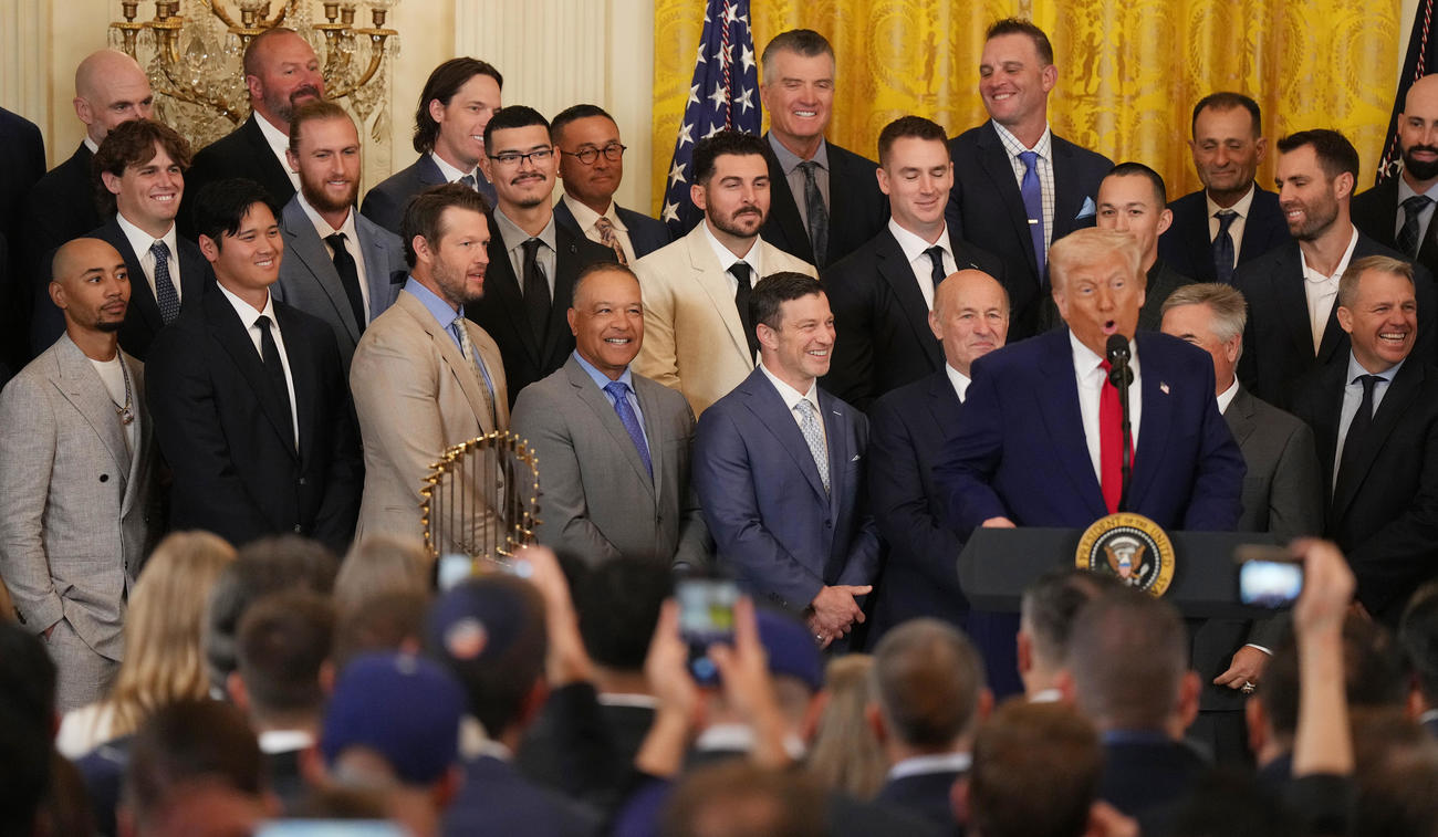 ホワイトハウスを表敬訪問し、トランプ大統領（右から3人目）から激励されるドジャース大谷（左から2人目）（撮影・菅敏）