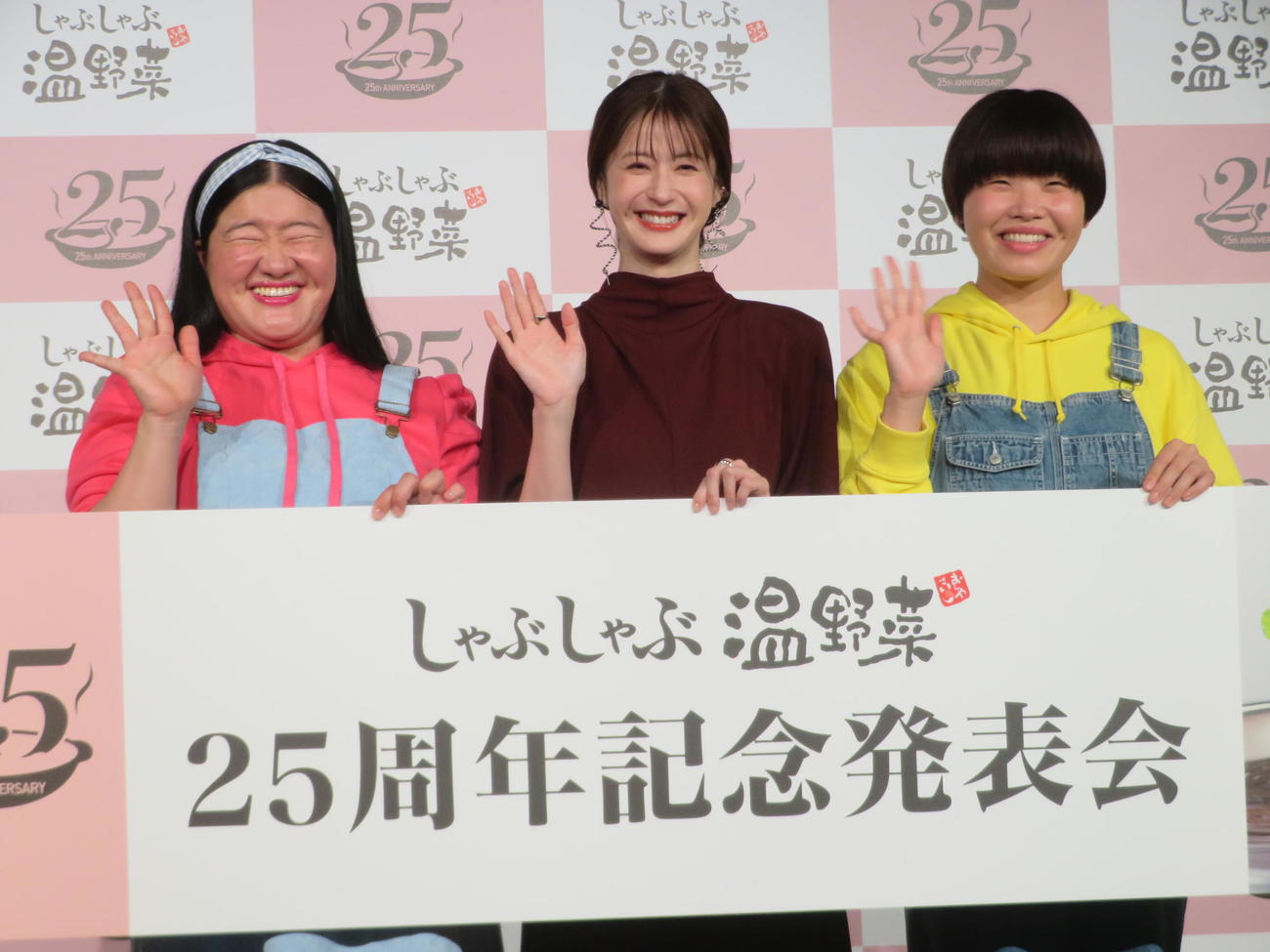 「しゃぶしゃぶ温野菜25周年発表会」に出席した、左からよしこ、松本若菜、まひる