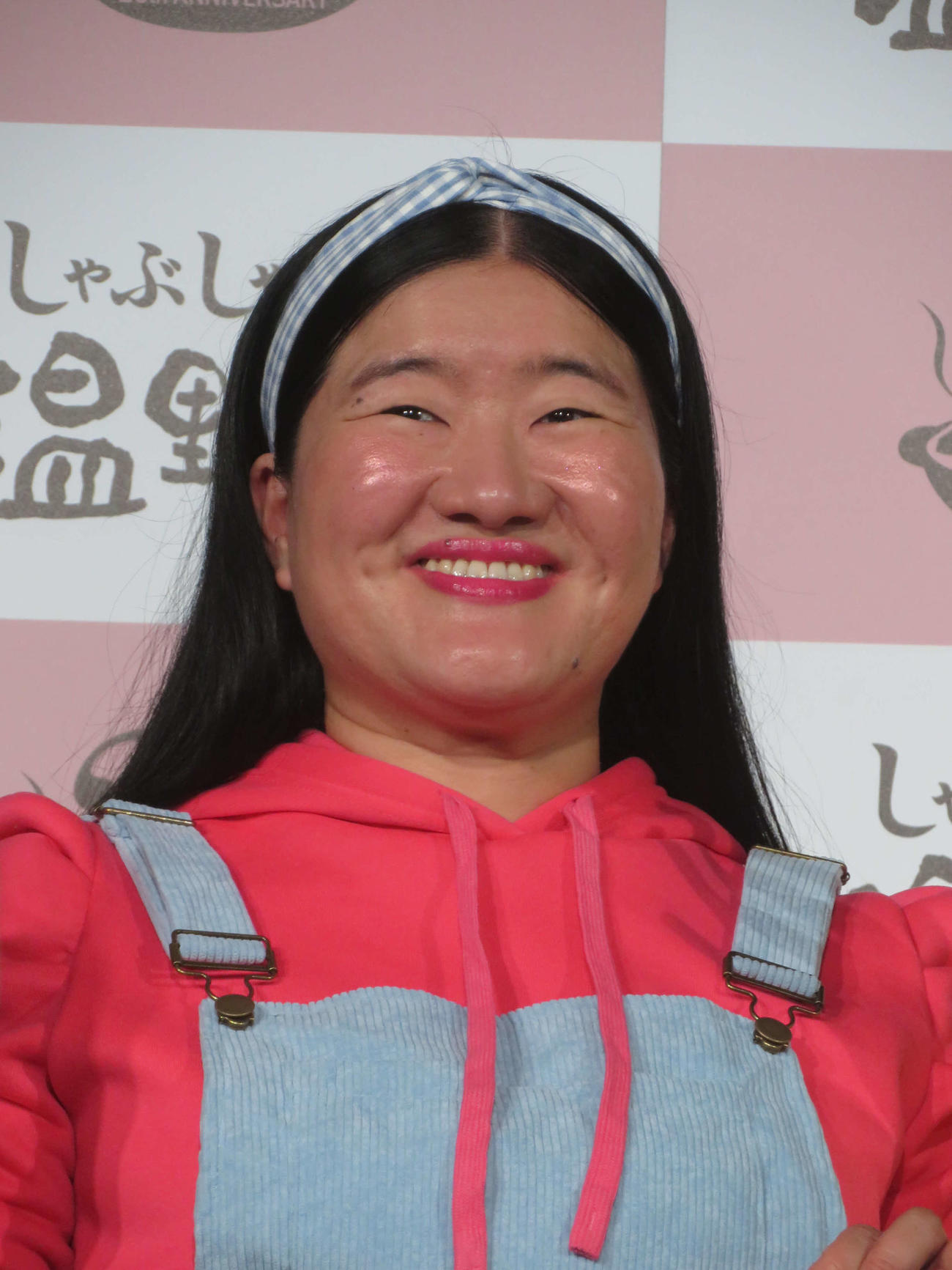 「しゃぶしゃぶ温野菜25周年発表会」に出席した、左からよしこ