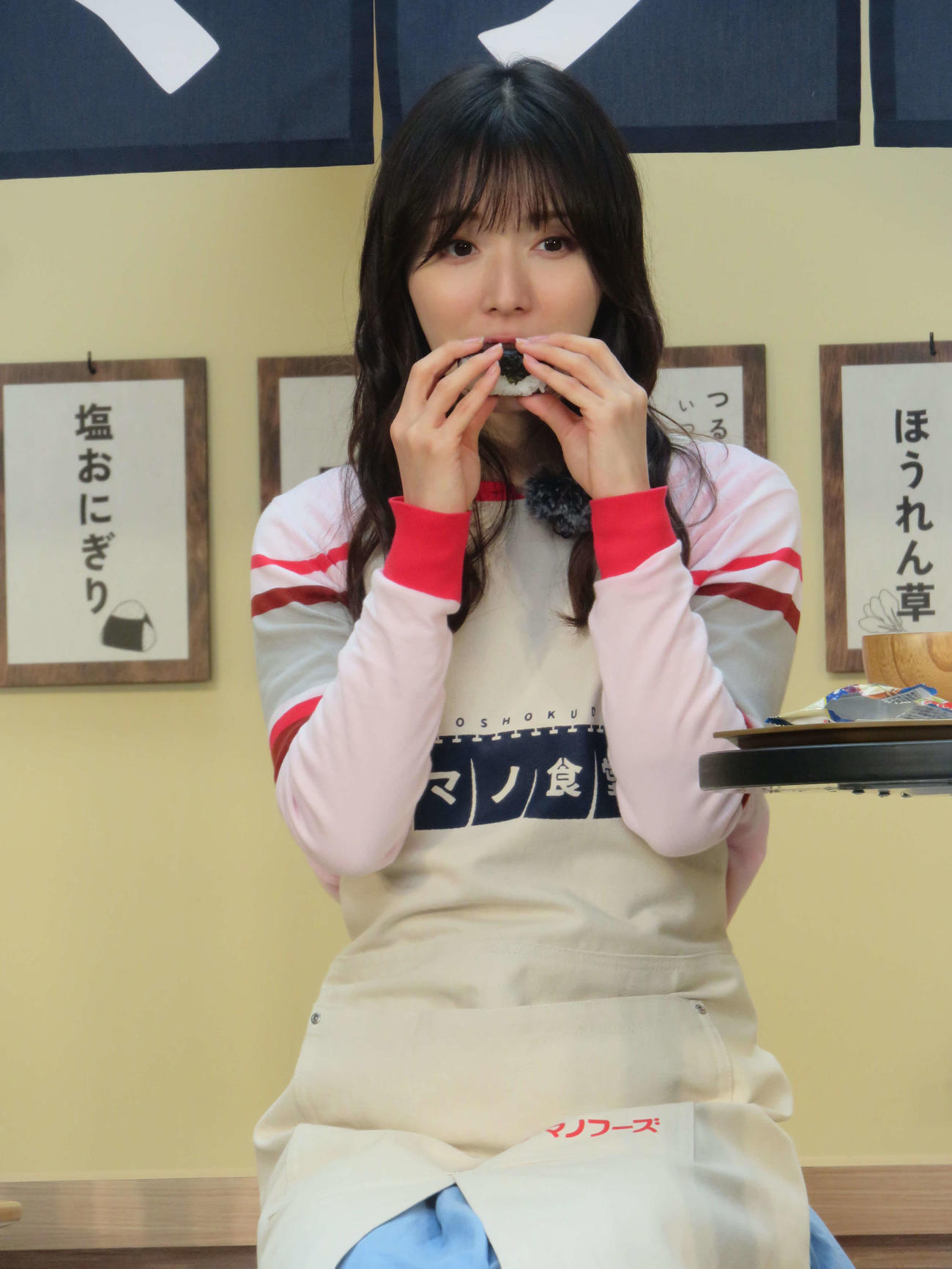 塩むすびを食べる松岡茉優