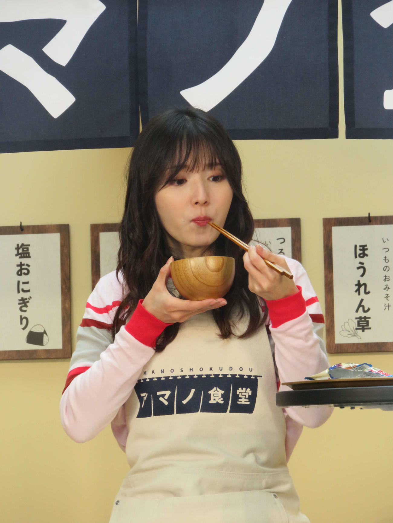 とうふのみそ汁を飲む松岡茉優
