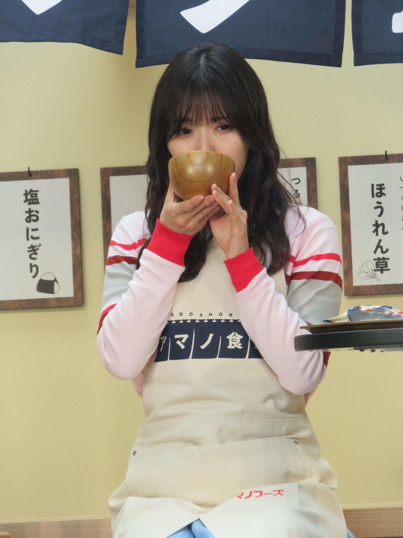 とうふのみそ汁を飲む松岡茉優