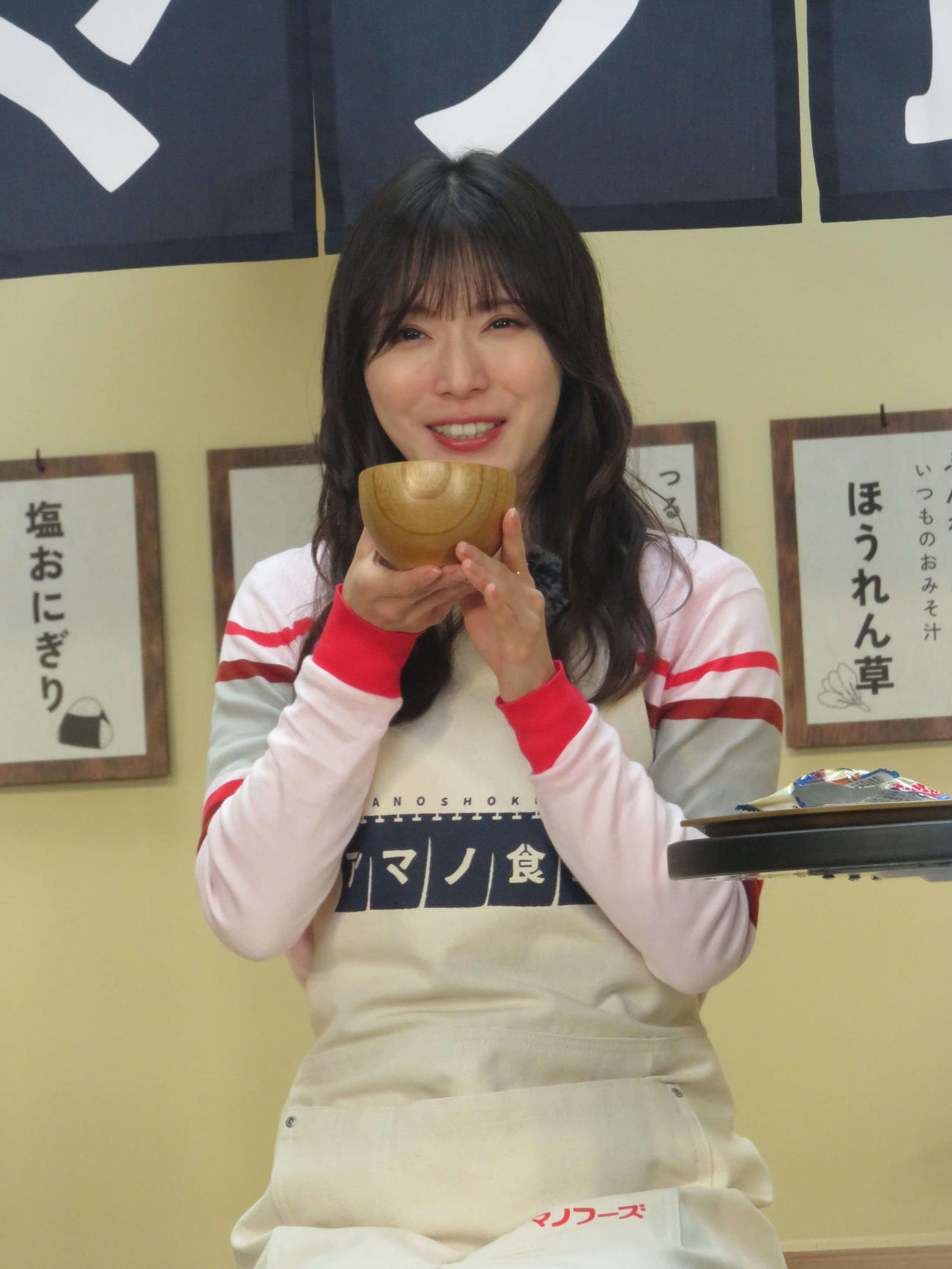 とうふのみそ汁を飲む松岡茉優