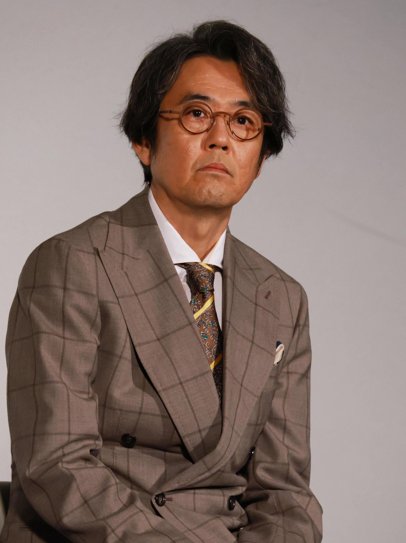 ドラマ「キャスター」完成披露試写会で舞台あいさつする岡部たかし（撮影・中島郁夫）