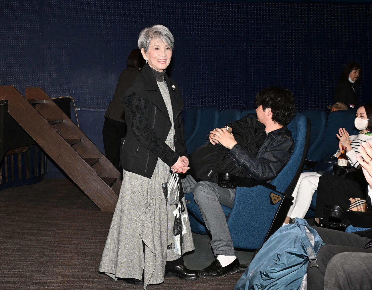 映画「純愛物語」の舞台あいさつを終え、客席に降りる中原ひとみ（撮影・千葉一成）