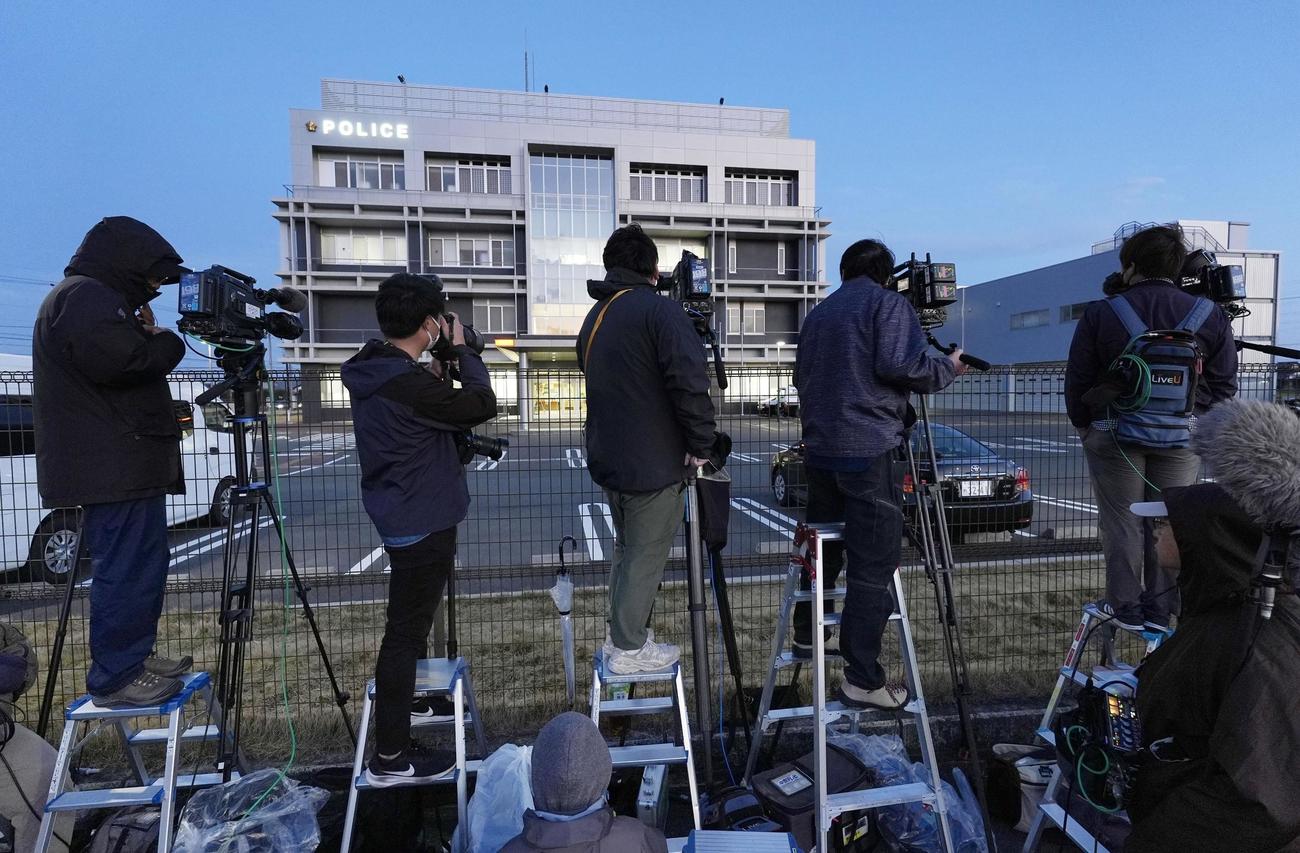 浜松西署前で待機する報道陣（共同）