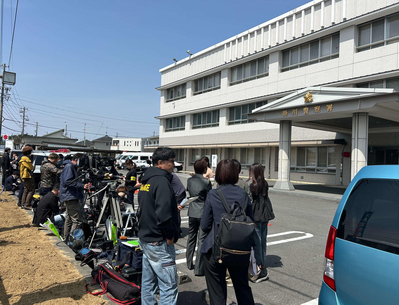 広末涼子容疑者が逮捕された静岡県掛川警察署の前には報道陣が集まっていた（2025年4月8日撮影）