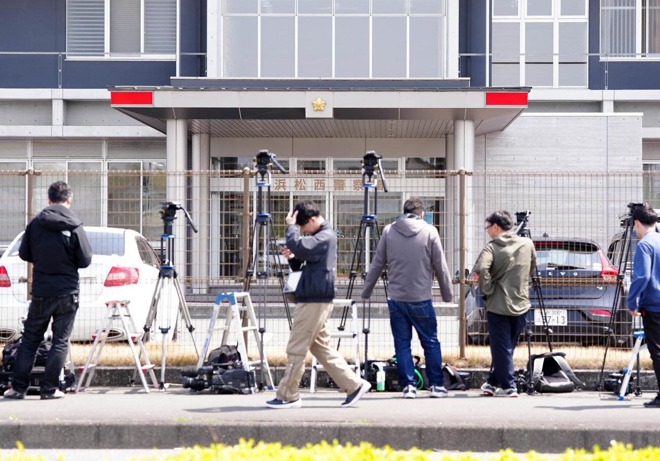 報道陣が集まった静岡県警浜松西署（2025年4月8日撮影）