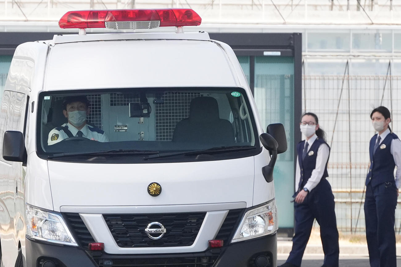 浜松西警察署を出発する広末涼子容疑者を乗せた車両（撮影・垰建太）