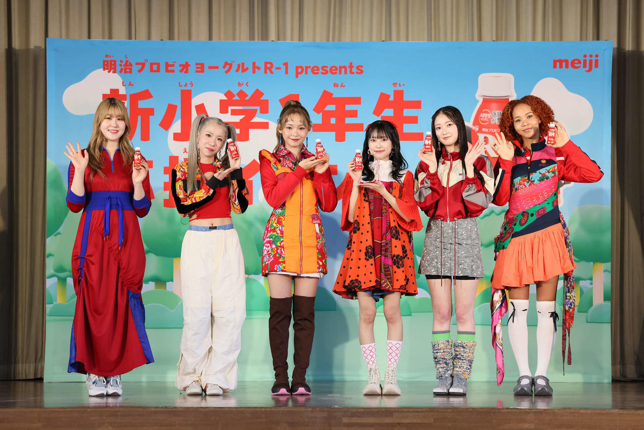 「明治プロビオヨーグルトR－1 presents　新小学1年生応援イベント」に登場したLittle Glee Monster。左からかれん、MAYU、ミカ、アサヒ、結海、miyou