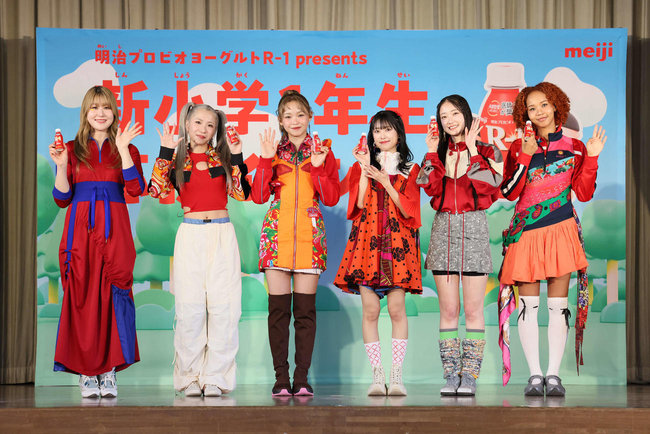 「明治プロビオヨーグルトR－1 presents　新小学1年生応援イベント」に登場したLittle Glee Monster。左からかれん、MAYU、ミカ、アサヒ、結海、miyou