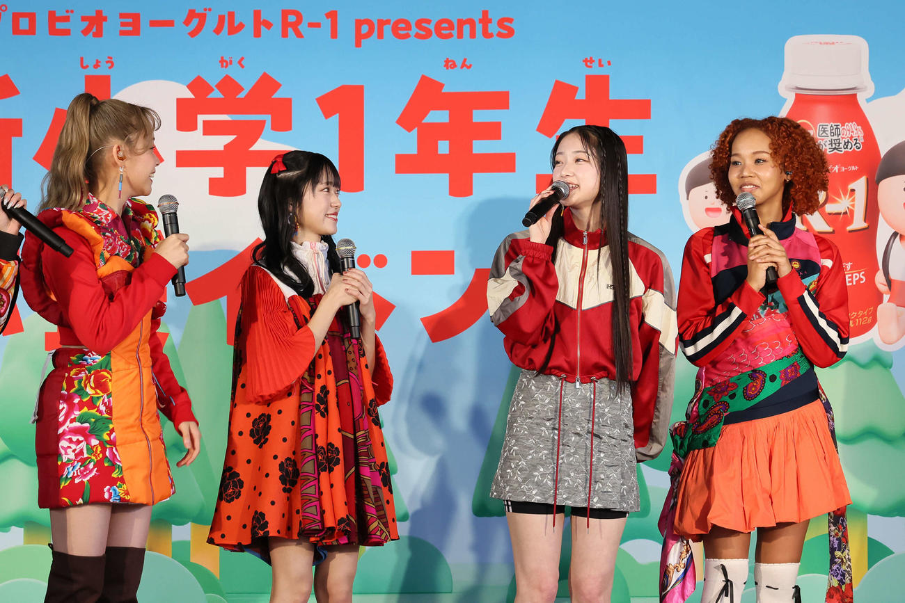 「明治プロビオヨーグルトR－1 presents　新小学1年生応援イベント」に登場し、小学生の質問に答えるLittle Glee Monster。左からミカ、アサヒ、結海、miyou