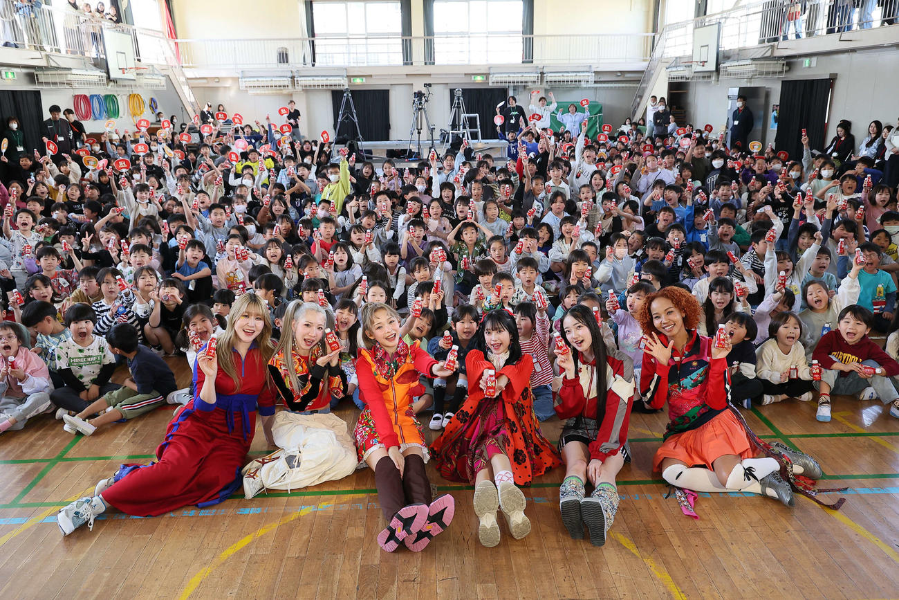 「明治プロビオヨーグルトR－1 presents　新小学1年生応援イベント」に登場したLittle Glee Monster。左からかれん、MAYU、ミカ、アサヒ、結海、miyou