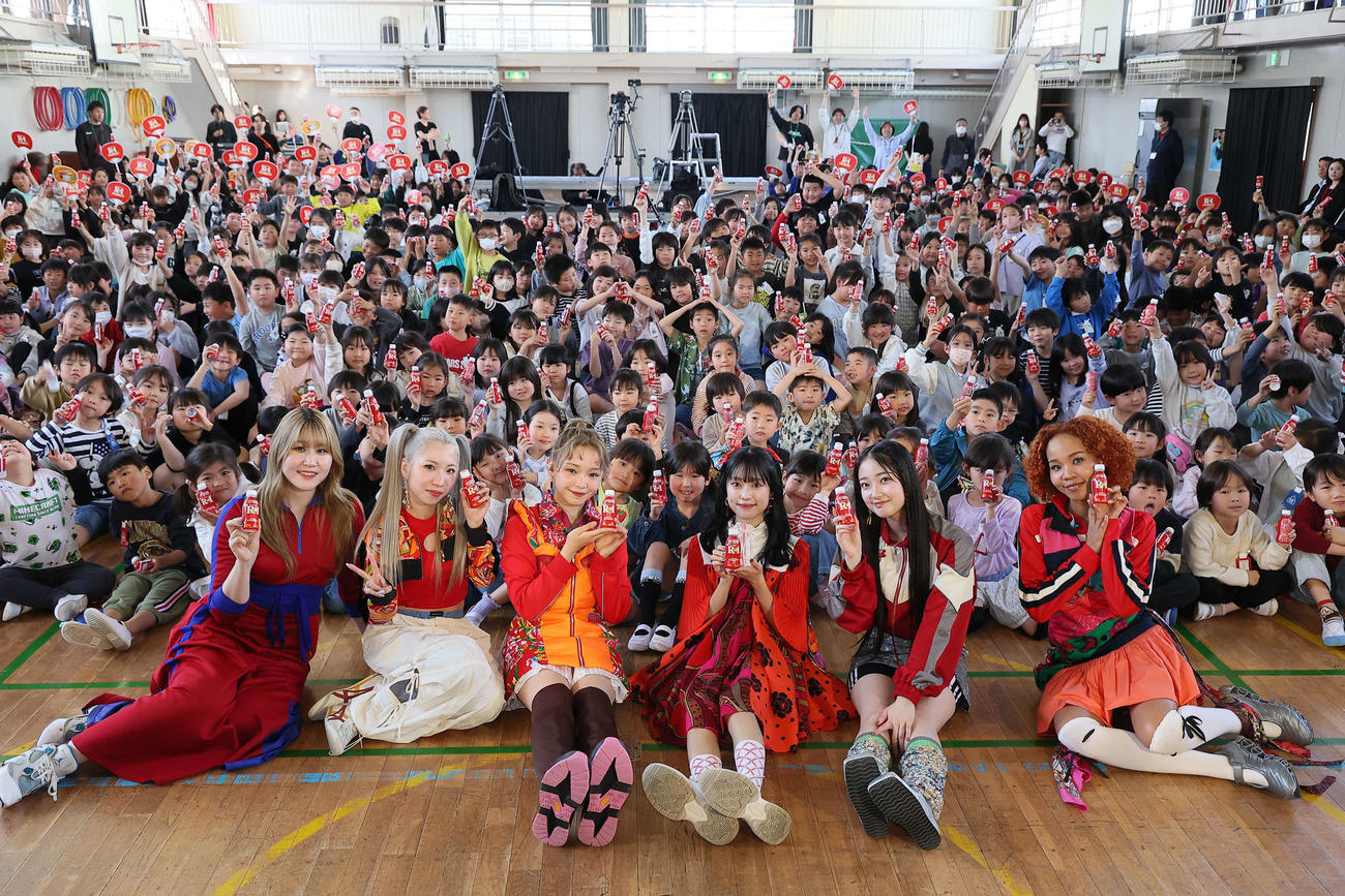 「明治プロビオヨーグルトR－1 presents　新小学1年生応援イベント」に登場したLittle Glee Monster。左からかれん、MAYU、ミカ、アサヒ、結海、miyou
