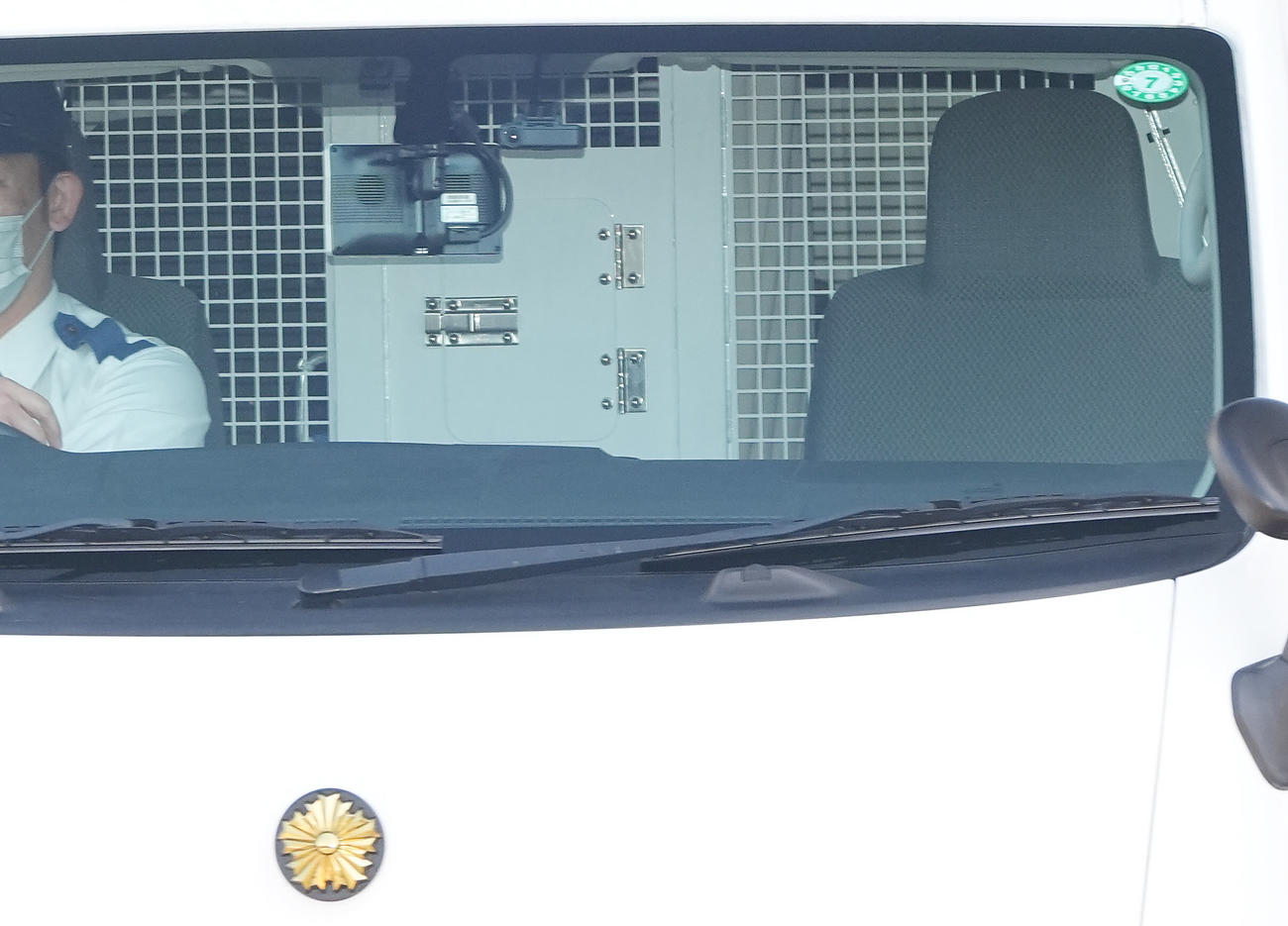 浜松西警察署を出発する広末涼子容疑者を乗せた車両（撮影・垰建太）