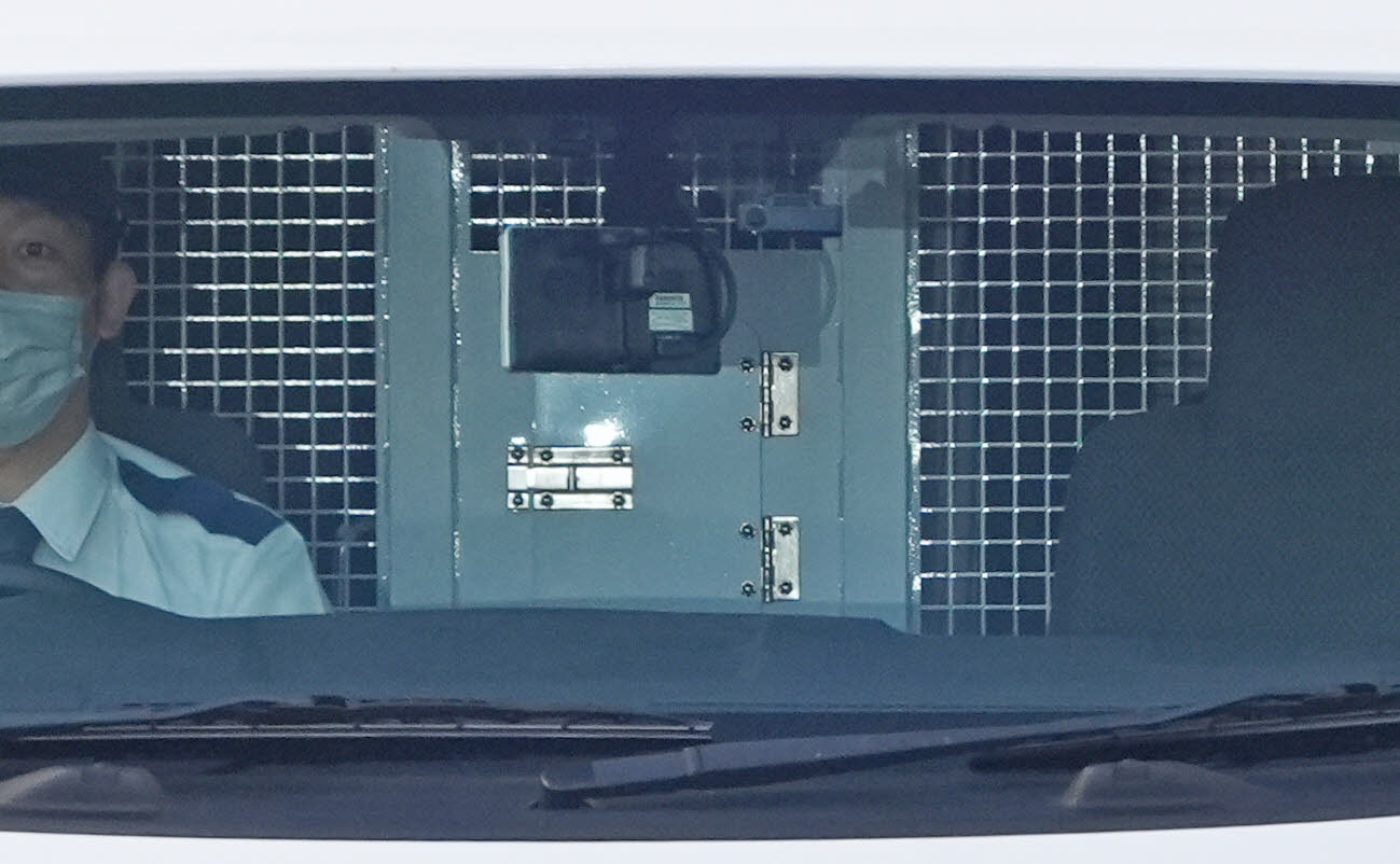 浜松西警察署を出発する広末涼子容疑者を乗せた車両（撮影・垰建太）