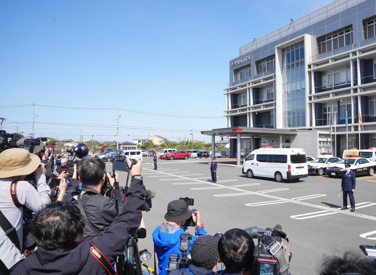 浜松西警察署を出発する広末涼子容疑者を乗せた車両（撮影・垰建太）