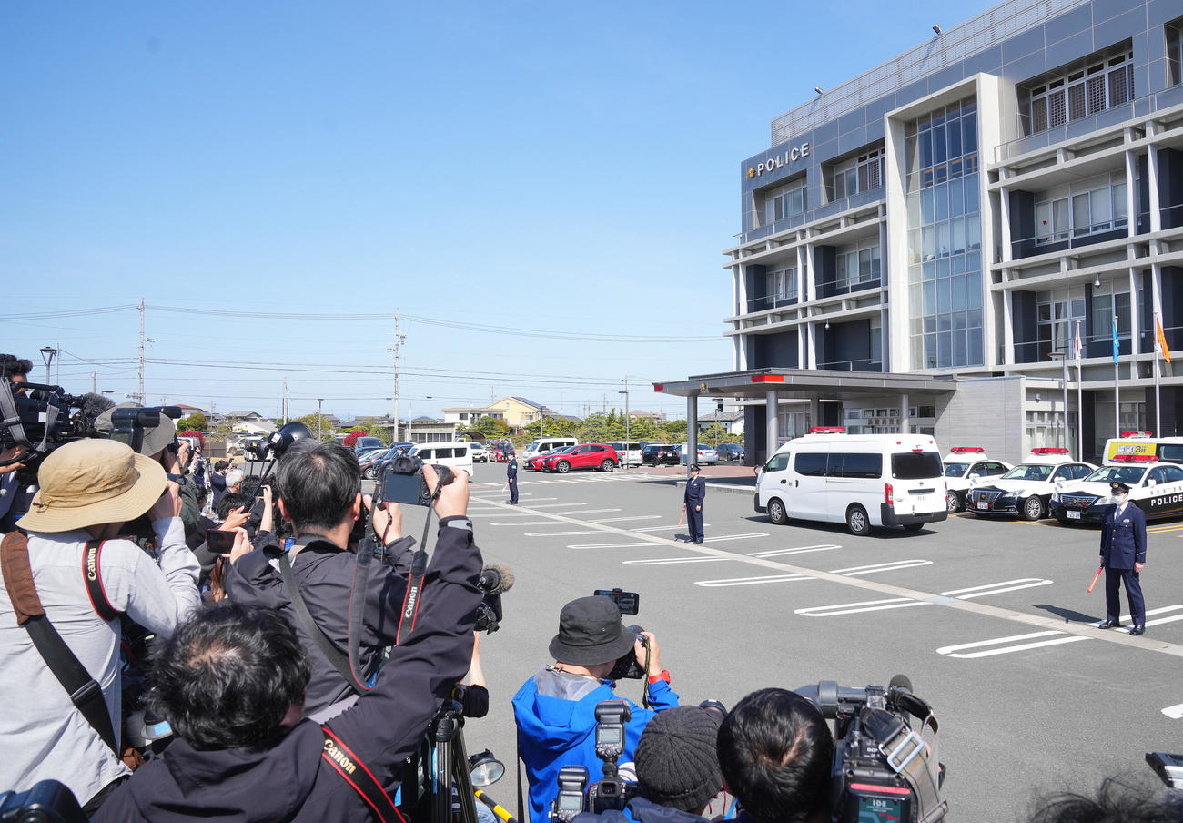 浜松西警察署を出発する広末涼子容疑者を乗せた車両（撮影・垰建太）