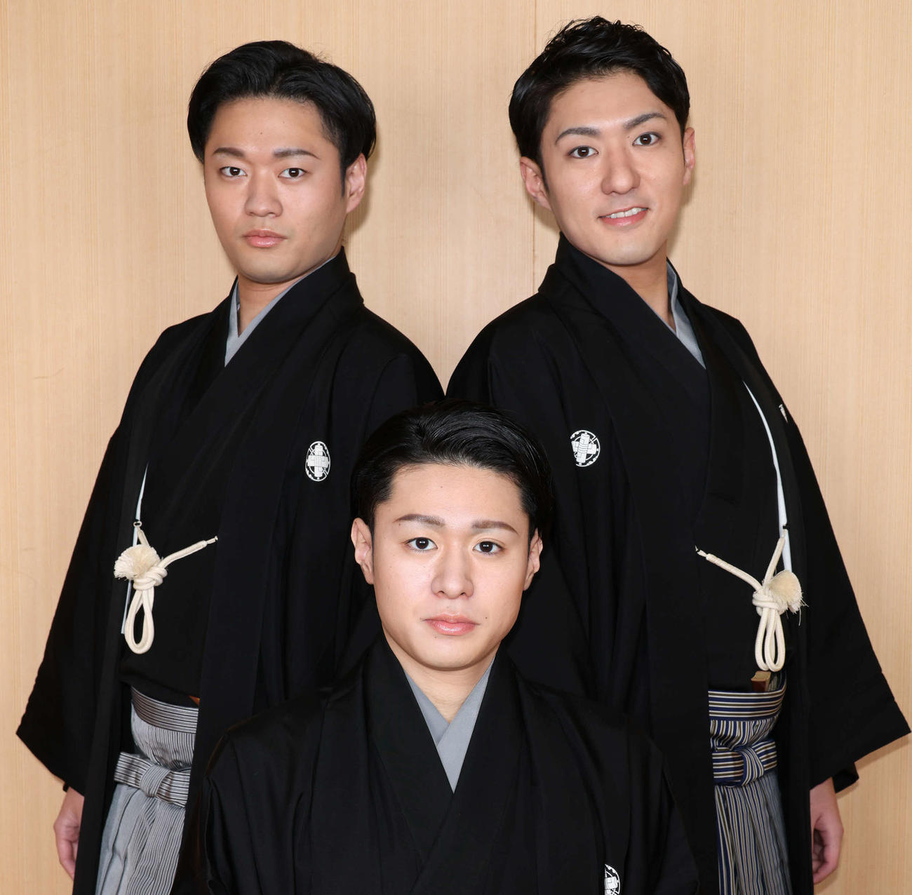 自主公演について語った成駒屋3兄弟。三男の中村歌之助（手前）、次男の中村福之助（後列左）、長男の中村橋之助（撮影・中島郁夫）