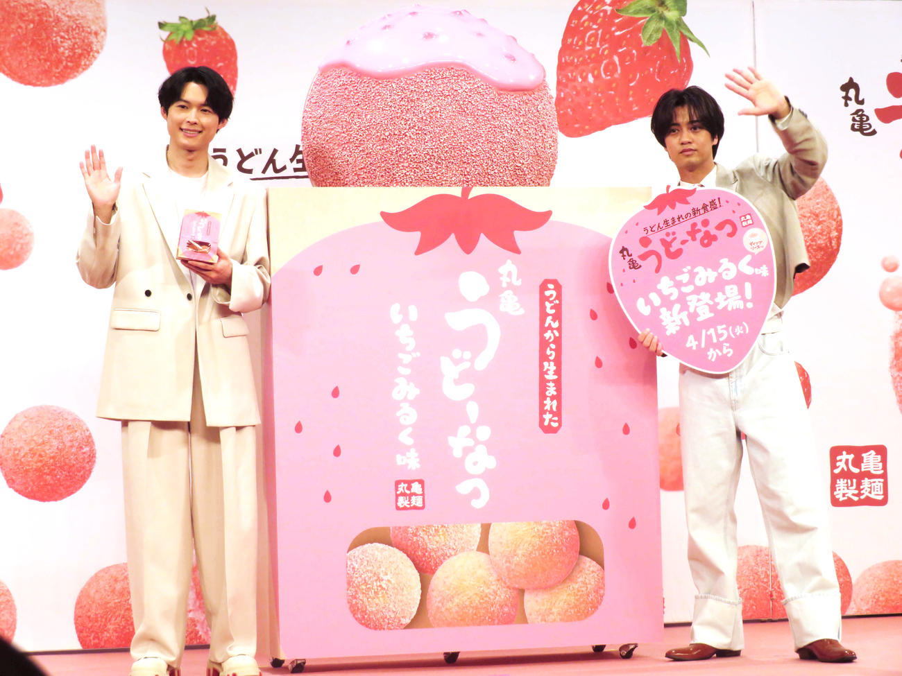 丸亀製麺「丸亀うどーなつ」新商品・アンバサダー発表会に出席したＳｉｘＴＯＮＥＳ松村北斗（左）とＫｉｎｇ＆Ｐｒｉｎｃｅ高橋海人