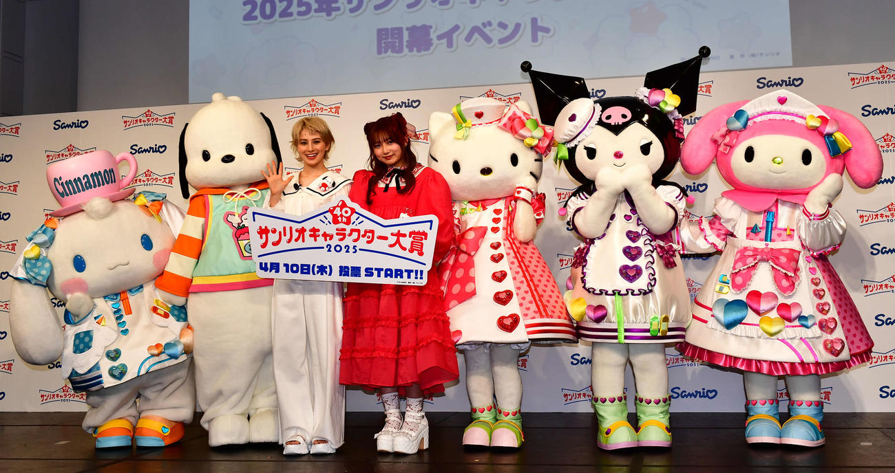 「第40回　2025年サンリオキャラクター大賞　開幕イベント」に出席したホラン千秋（左）と希空（撮影・松尾幸之介）