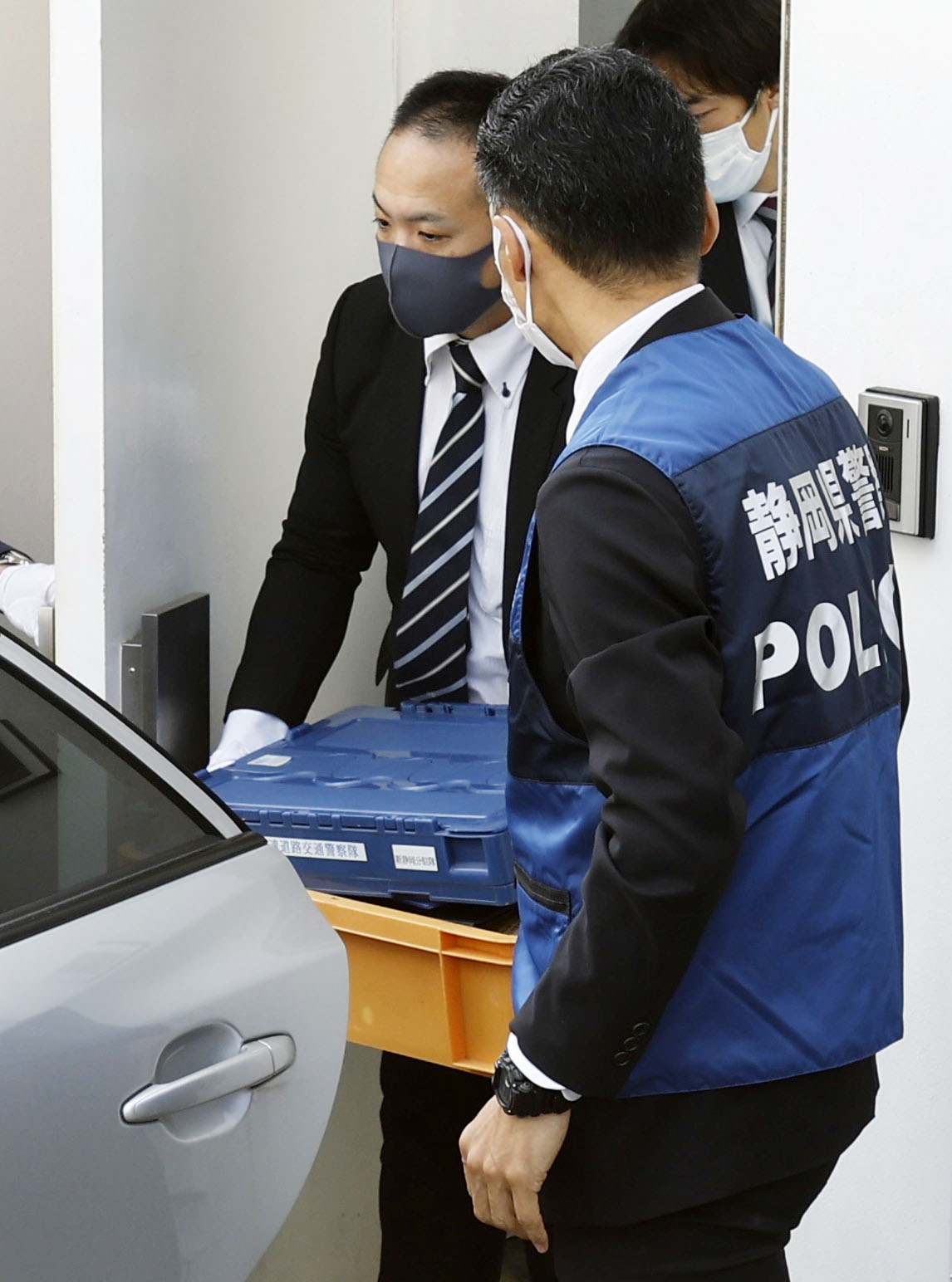 広末涼子容疑者宅の捜索を終えた静岡県警の捜査員ら＝10日午前、東京都世田谷区（共同）
