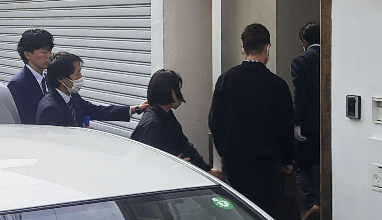 広末涼子容疑者宅の捜索に入る静岡県警の捜査員＝10日午前、東京都世田谷区（共同）