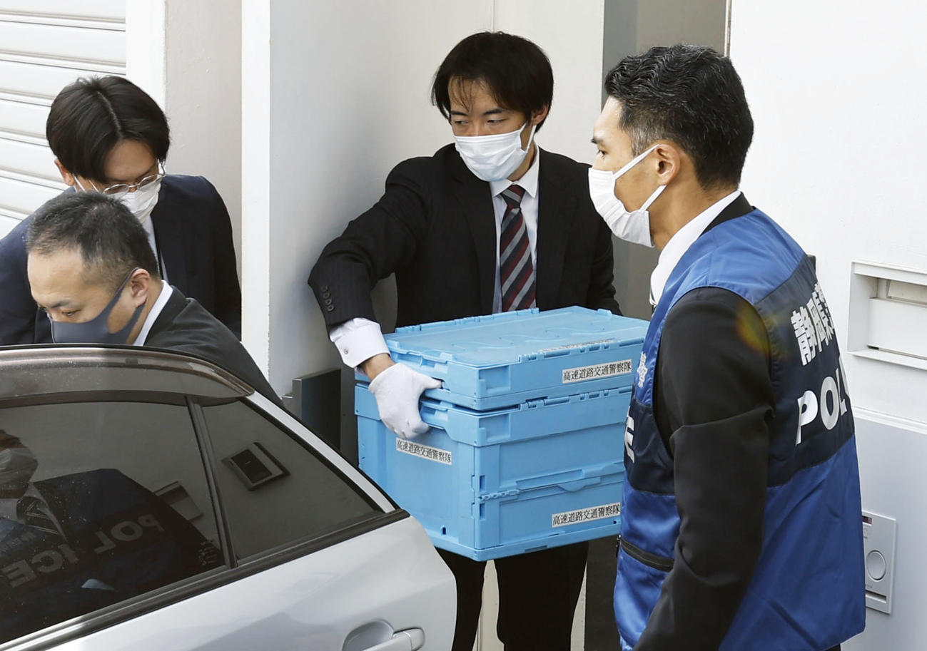 広末涼子容疑者宅の捜索を終えた静岡県警の捜査員ら＝10日午前、東京都世田谷区（共同）