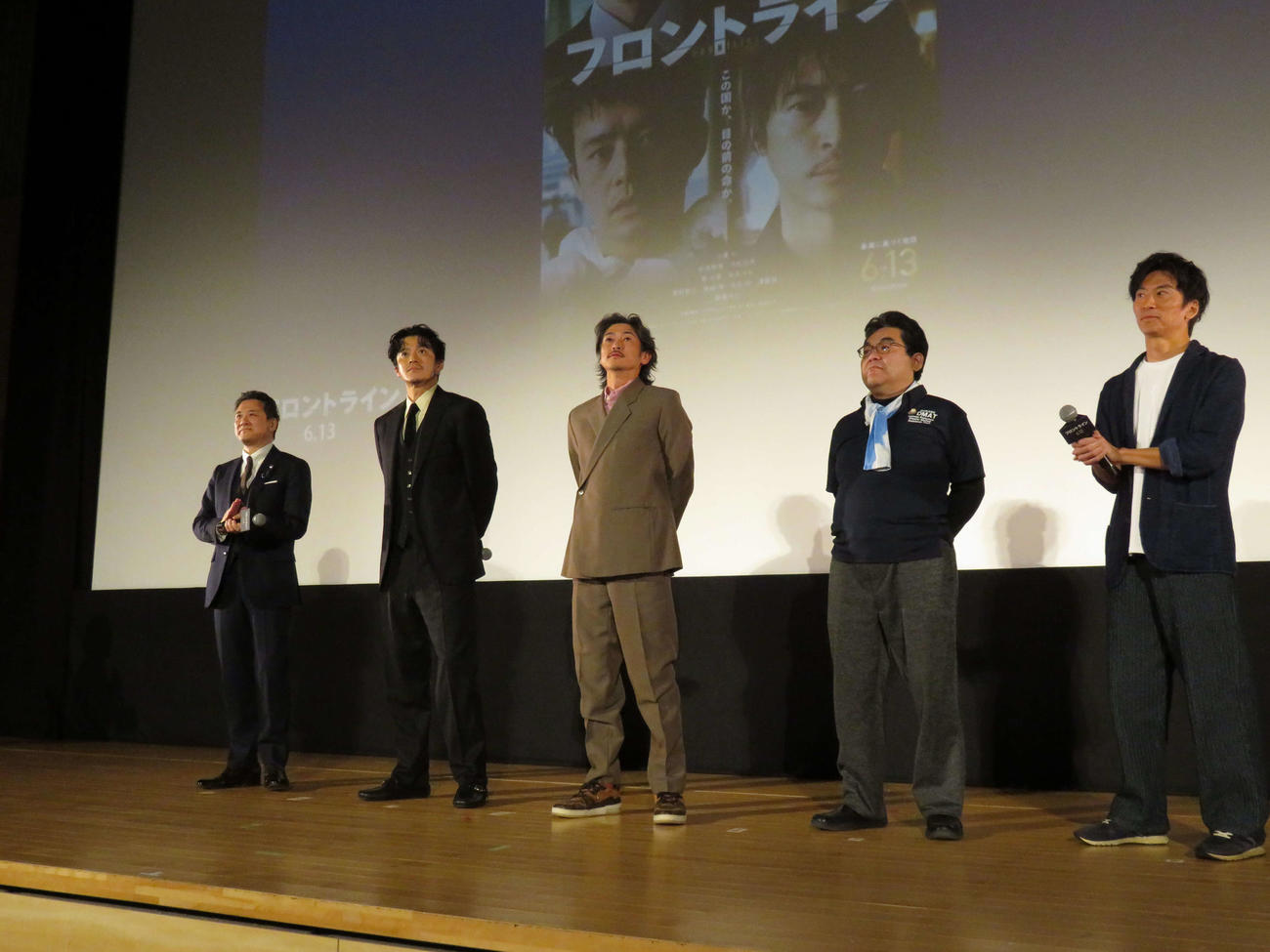 映画「フロントライン」日本体育大学救急医療学科特別試写会に登壇した、左から阿南英明医師、小栗旬、窪塚洋介、近藤久禎医師、増本淳プロデューサー（撮影・村上幸将）