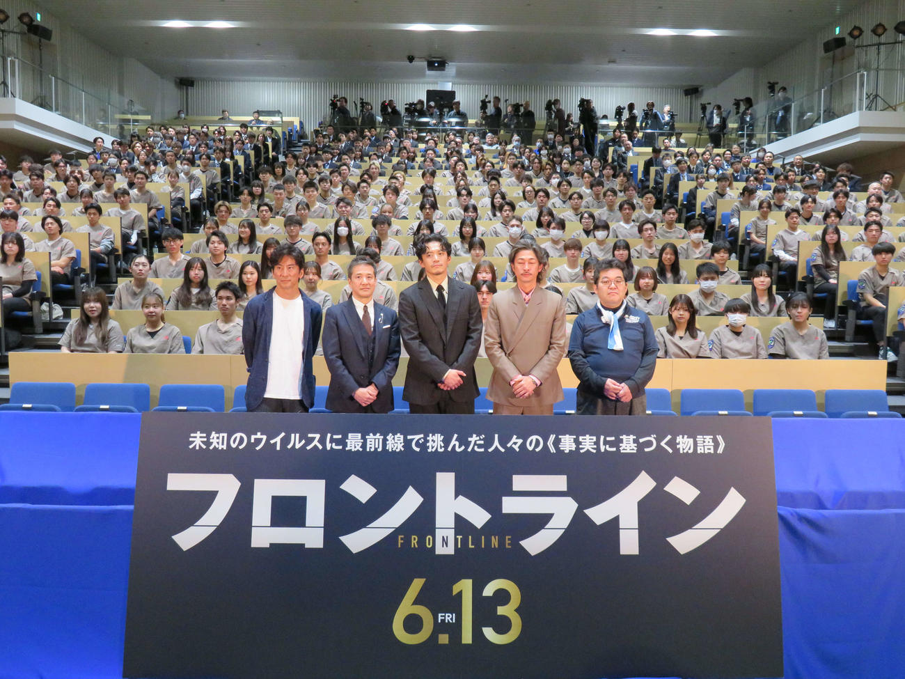 映画「フロントライン」日本体育大学救急医療学科特別試写会に登壇した、左から増本淳プロデューサー、阿南英明医師、小栗旬、窪塚洋介、近藤久禎医師（撮影・村上幸将）