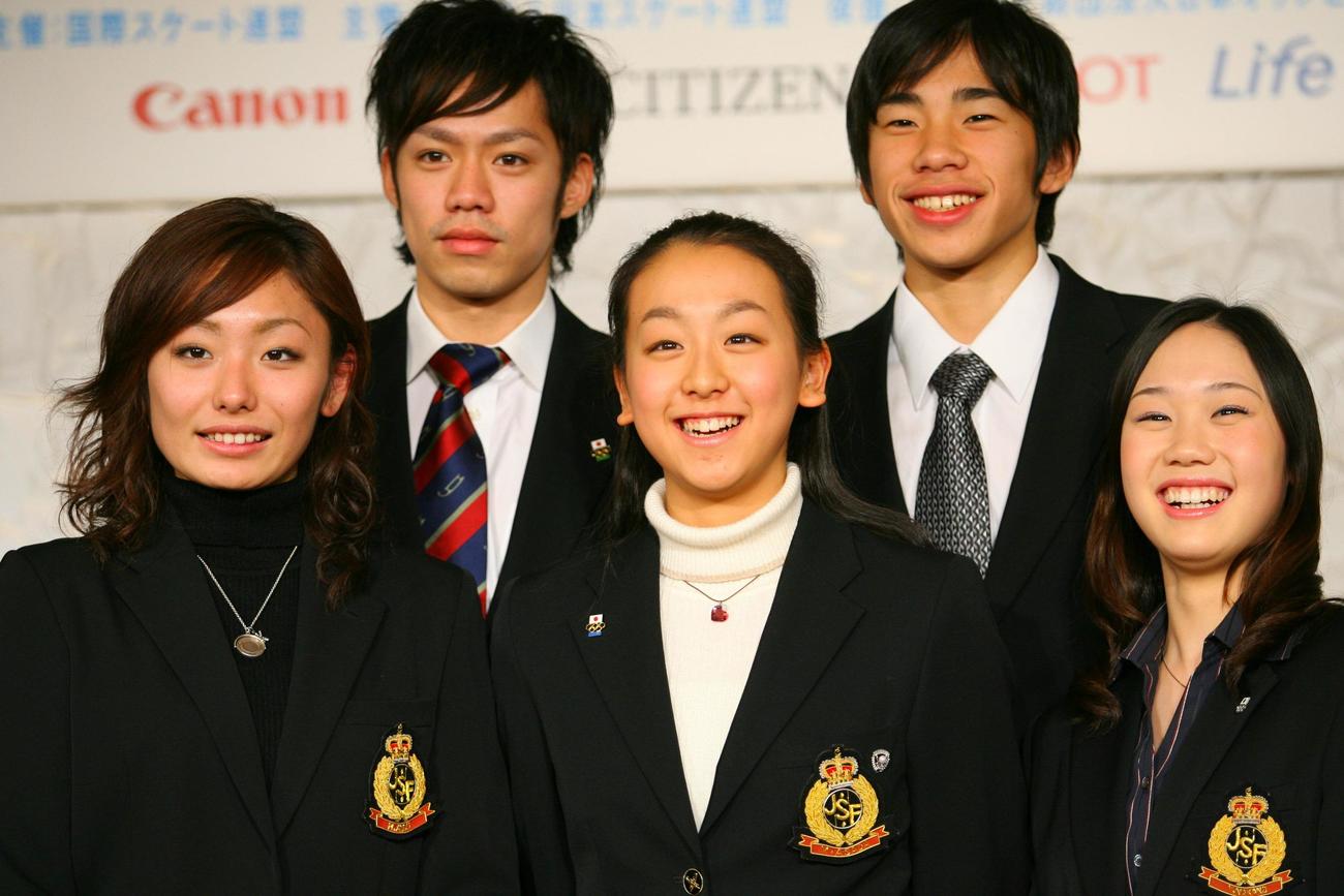 07年世界選手権、高橋の手掛けたリンクで日本勢が躍進した。前列左から安藤美姫、浅田真央、中野友加里、後列左から高橋大輔、織田信成（2007年1月）