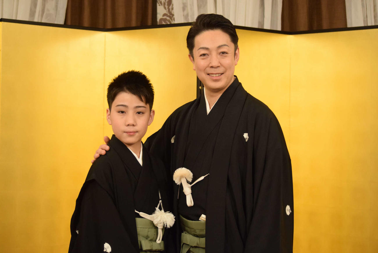 襲名披露「七月歌舞伎」への意気込みを語った尾上菊之助（右）、丑之助親子（撮影・阪口孝志）