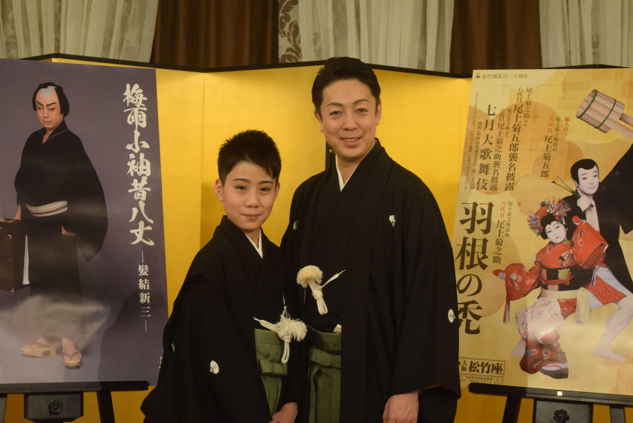 襲名披露「七月歌舞伎」への意気込みを語った尾上菊之助（右）、丑之助親子（撮影・阪口孝志）