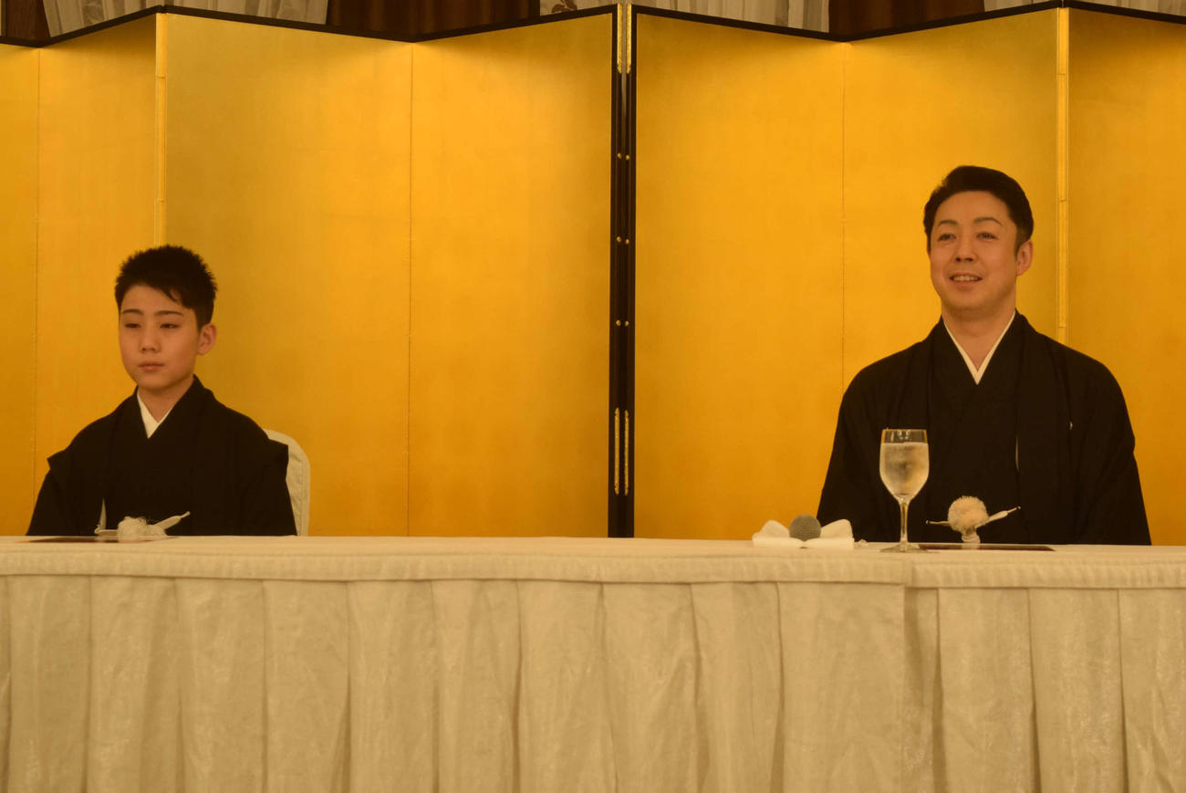 襲名披露「七月歌舞伎」への意気込みを語った尾上菊之助（右）、丑之助親子（撮影・阪口孝志）