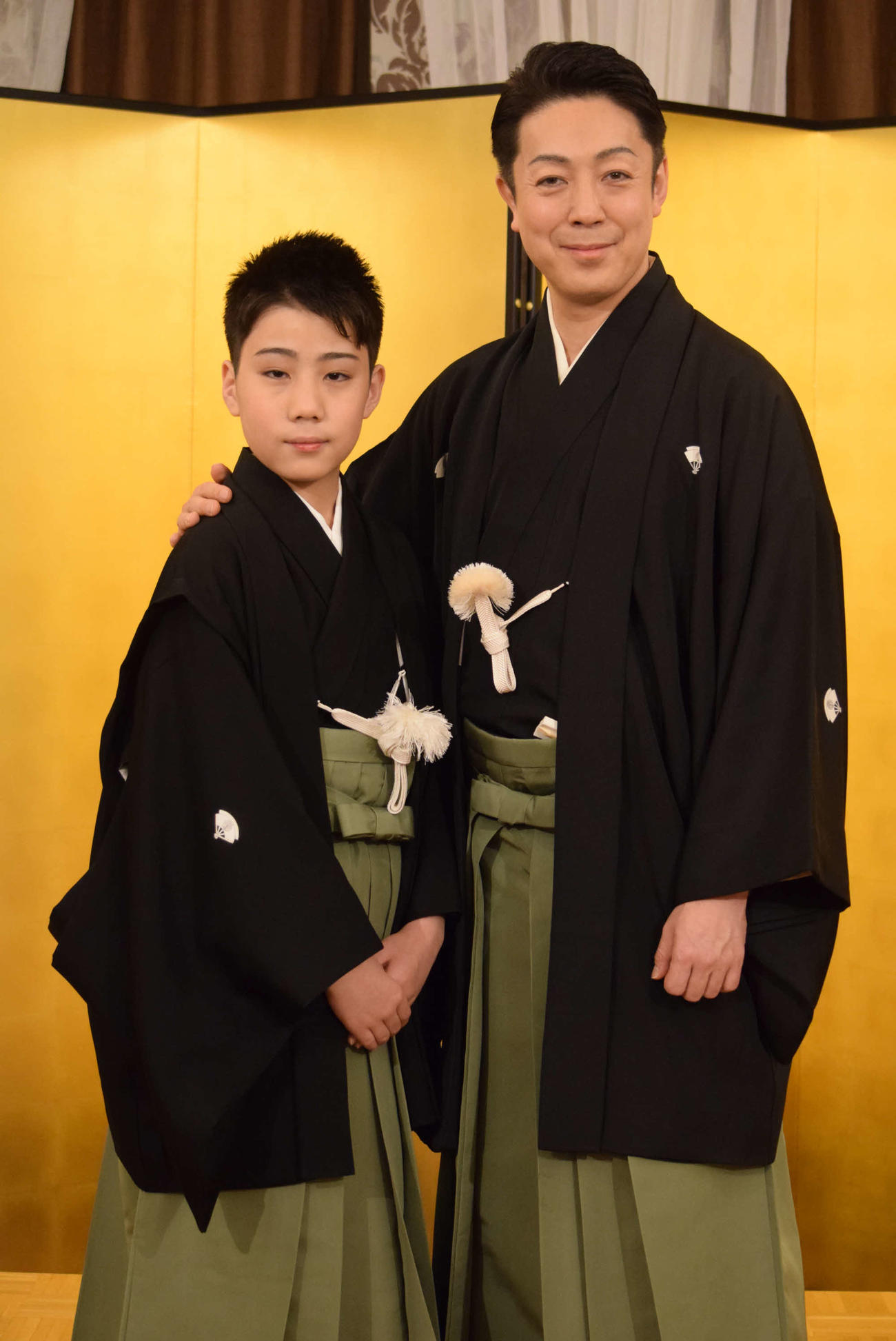 襲名披露「七月歌舞伎」への意気込みを語った尾上菊之助（右）、丑之助親子（撮影・阪口孝志）