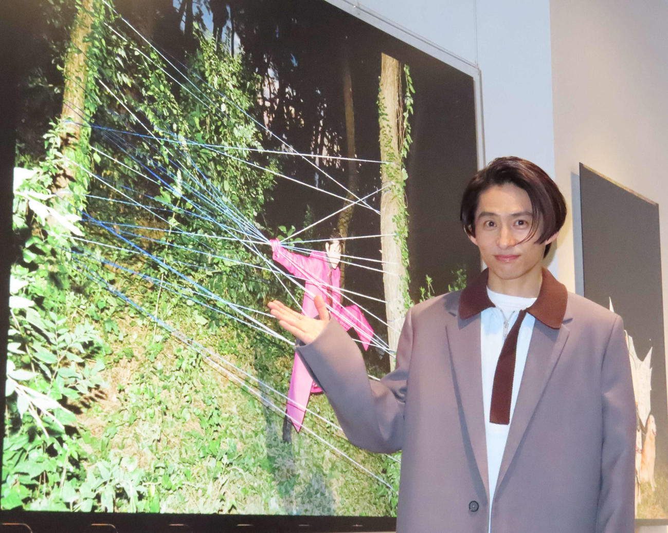 写真展「KEN MIYAKE PHOTO EXHIBITION　“THE iDOL”」の会場で、作品を紹介する三宅健