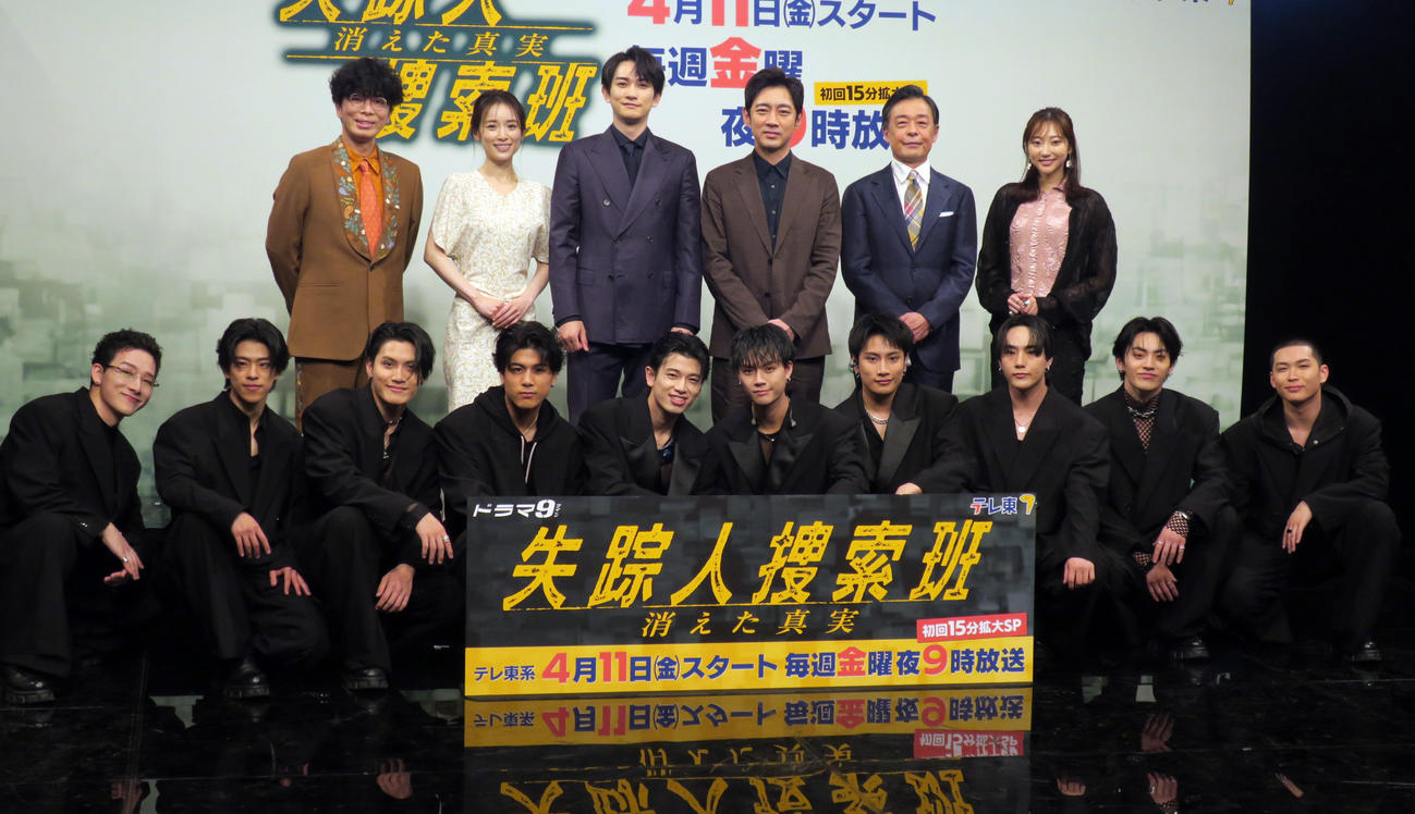 ドラマ記者会見に臨む、後列左から片桐仁、泉里香、町田啓太、小泉孝太郎、光石研、武田玲奈。前列は主題歌を担当するTHE JET BOY BANGERZのメンバーたち