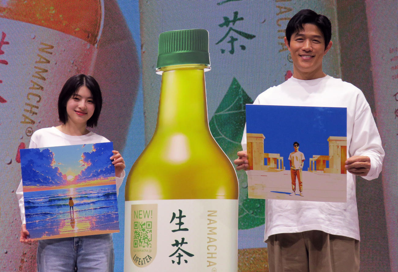 「キリン　生茶　大ヒット御礼発表会」で。左から、出口夏希、鈴木亮平