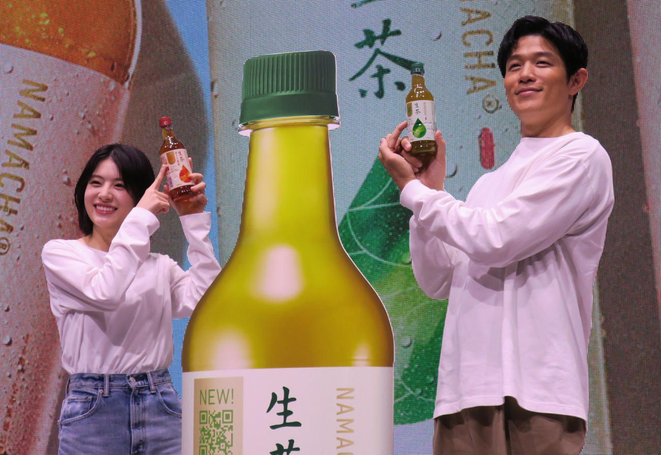 「キリン　生茶　大ヒット御礼発表会」で。左から、出口夏希、鈴木亮平