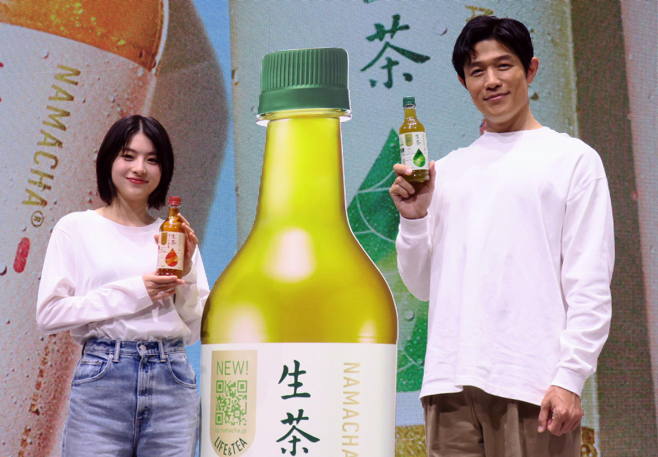 「キリン　生茶　大ヒット御礼発表会」で。左から、出口夏希、鈴木亮平