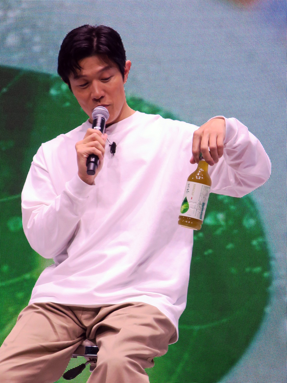「キリン　生茶　大ヒット御礼発表会」に登場した鈴木亮平