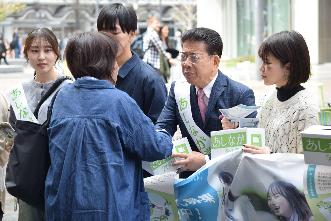 「あしなが学生募金」オープニングセレモニーで募金の感謝する西川きよし（撮影・阪口孝志）
