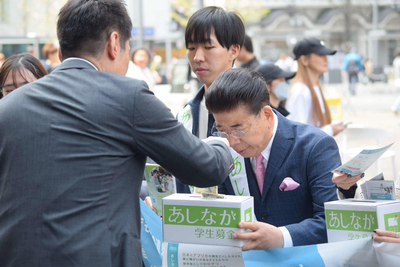 「あしなが学生募金」オープニングセレモニーで募金の感謝する西川きよし（撮影・阪口孝志）