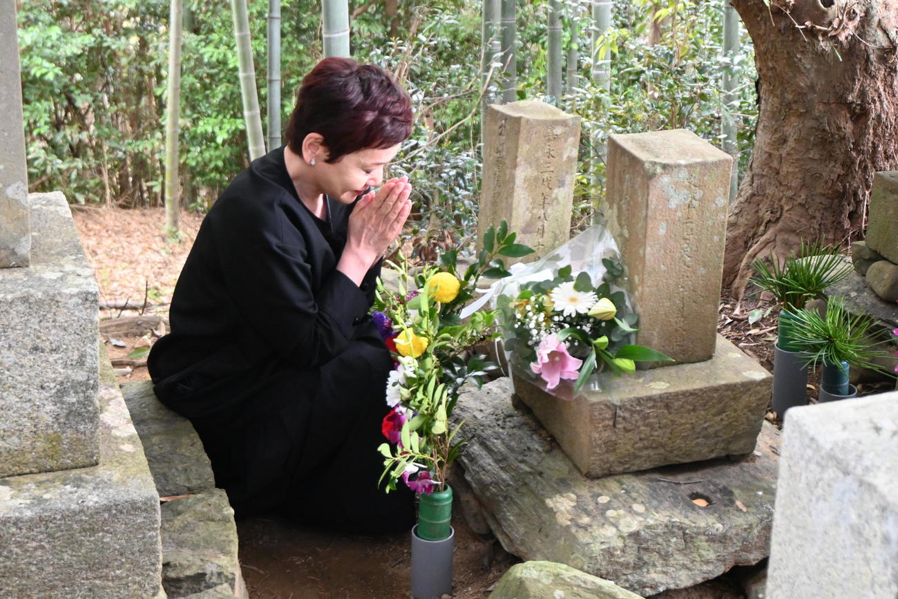 和歌山県紀の川市の華岡青洲の妻・加恵を墓参した大竹しのぶ（撮影・松浦隆司）