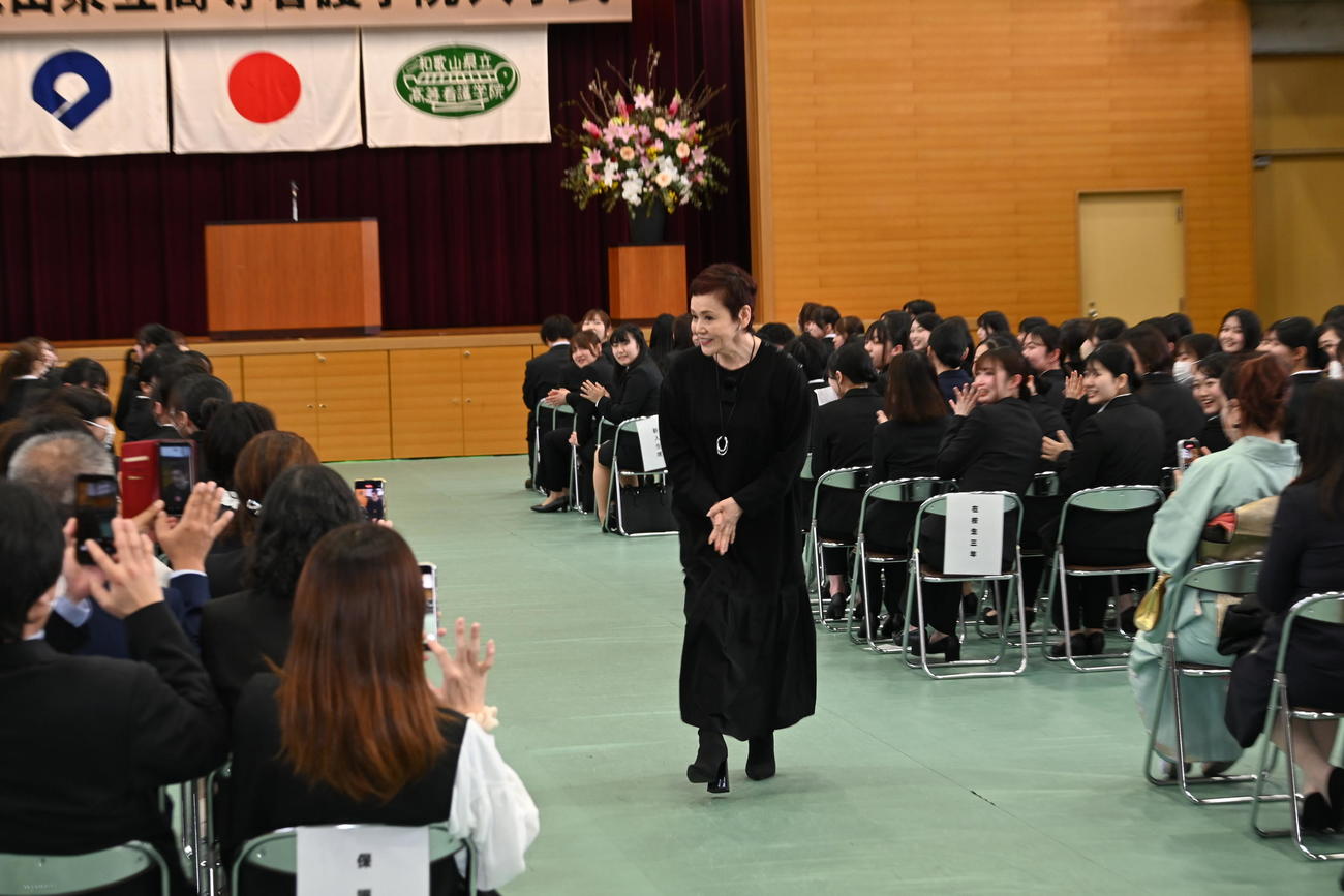和歌山県紀の川市の和歌山県立高等看護学院の入学式にサプライズゲストとして登場した大竹しのぶ（撮影・松浦隆司）