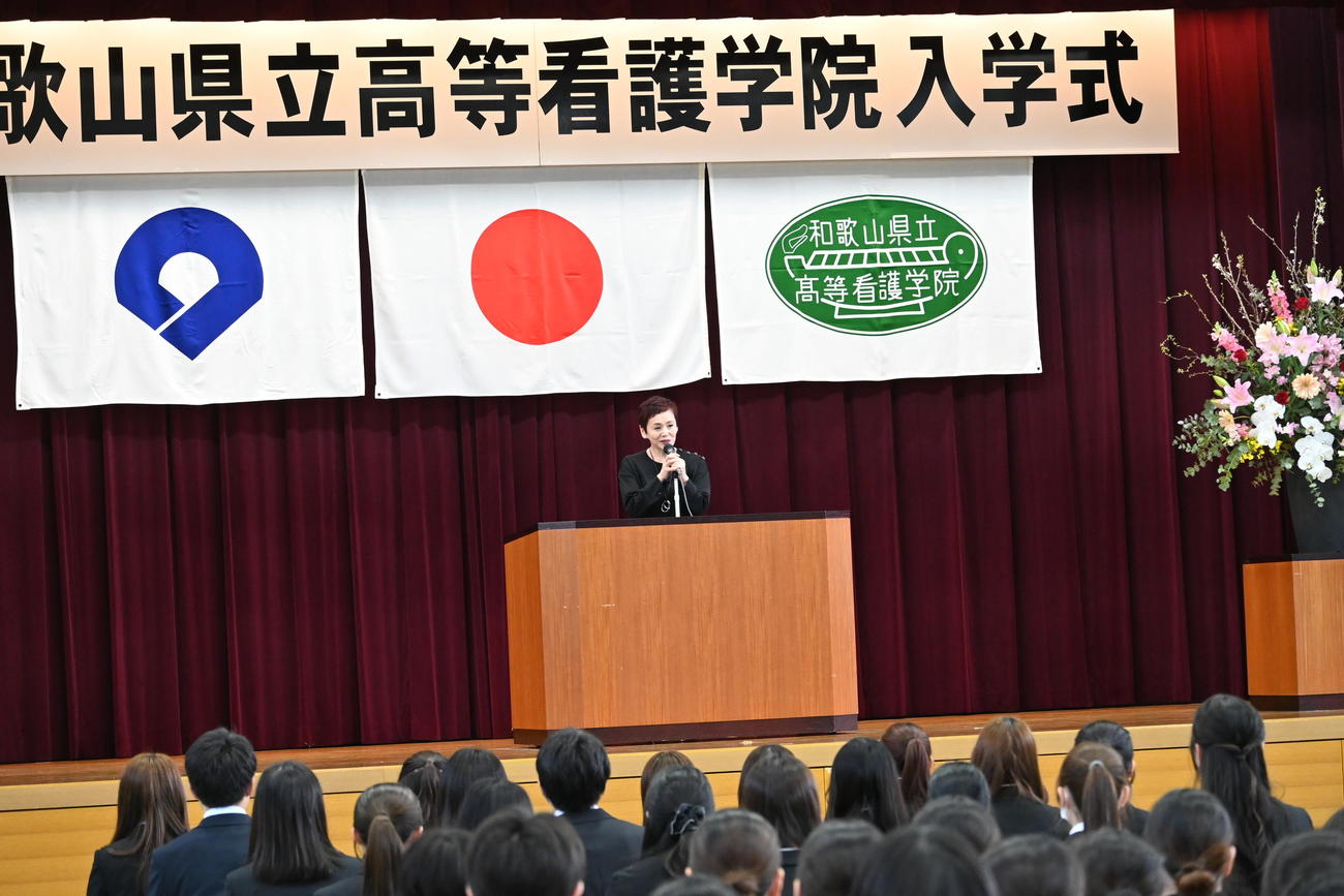 和歌山県紀の川市の和歌山県立高等看護学院の入学式にサプライズゲストとして登場した大竹しのぶ（撮影・松浦隆司）
