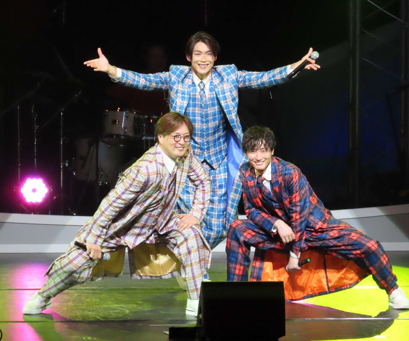 3人体制初の全国ツアー「純烈コンサート2025」初日公演でパフォーマンスする純烈。左から酒井一圭、白川裕二郎、後上翔太